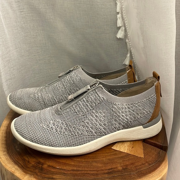 Size 6.5 Life Stride Velocity 2.0 Slip on Sneakers - Picture 1 of 5